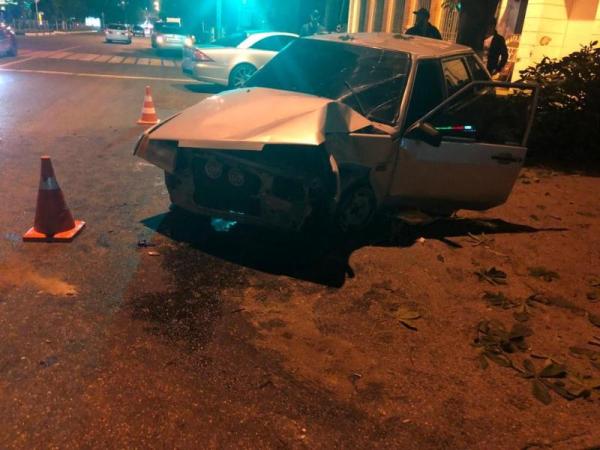 Два человека получили травмы в столкновении легковушки с деревом в Кисловодске